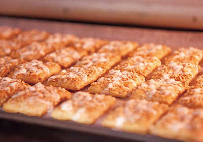 繊細なパイ生地を丁寧に焼き上げて