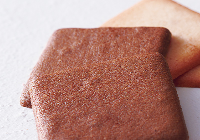 サックリと軽い食感のラングドシャ生地<br>− <br>沖縄県産きび粉糖で奥深い味わいに