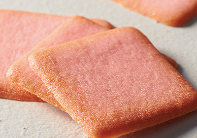 サックリと軽い食感のラングドシャ生地<br>沖縄県産きび粉糖で奥深い味わいに